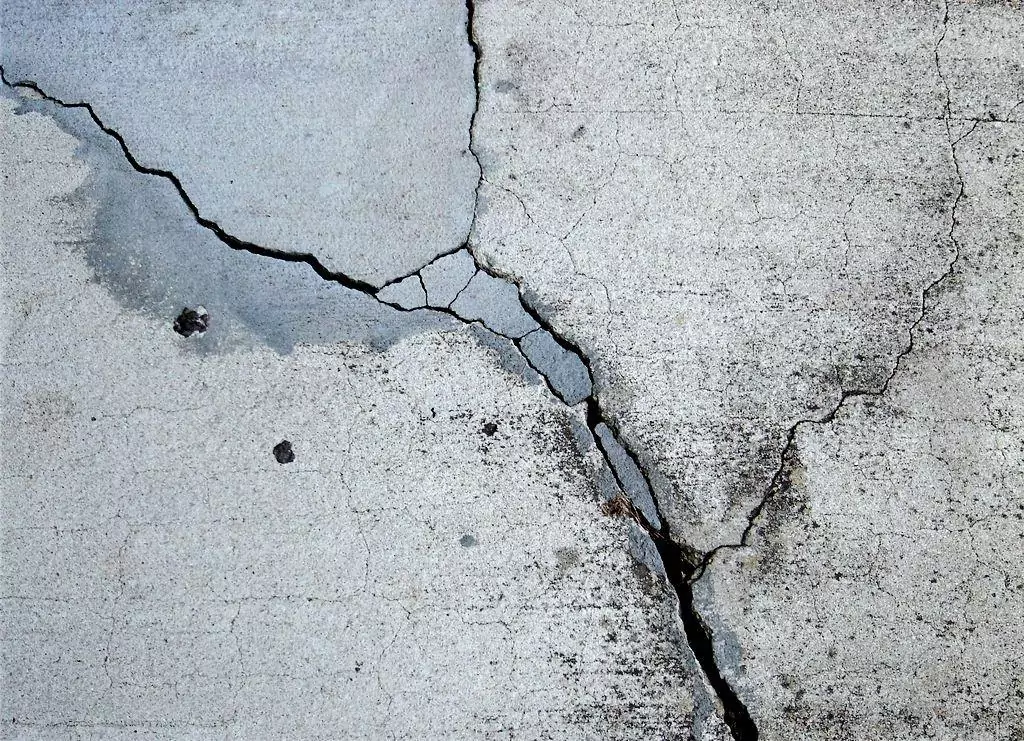 Как лечить трещины в бетоне: основные проблемы и эффективные методы устранения